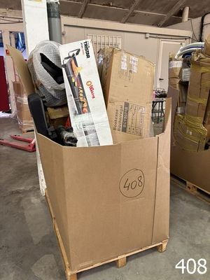 un grand carton contenant de nombreuses boîtes