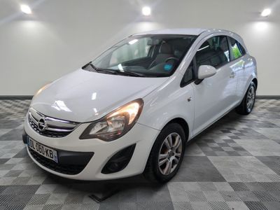 la photo d'une petite voiture blanche dans une pièce