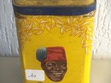une vieille boîte en fer-blanc sur laquelle figure l'image d'une femme portant un turban