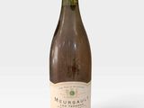 une bouteille de vin posée sur une table