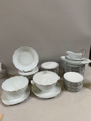 beaucoup d'assiettes et de bols posés sur une table