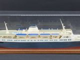 une petite maquette de bateau dans une vitrine