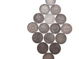 de nombreuses pièces disposées en triangle sur un fond blanc