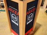 une boîte en bois sur laquelle est collée une étiquette noire et rouge