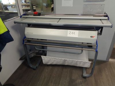une machine posée sur une table dans une pièce