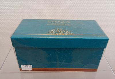 une image représentant une boîte bleue posée sur une table