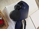 un objet noir et bleu posé sur une boîte blanche