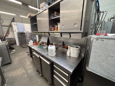 une cuisine équipée de nombreux appareils électroménagers