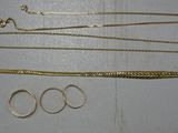 beaucoup de bijoux en or et en argent sur une table