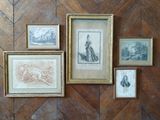 de nombreuses photos encadrées sur le mur de cette pièce