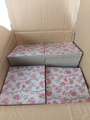 une boîte en carton contenant tout un tas de cartes