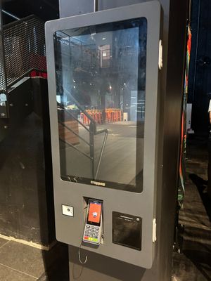 une machine garée au bord de la route