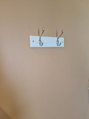 Porte-manteaux mural en bois blanc et métal