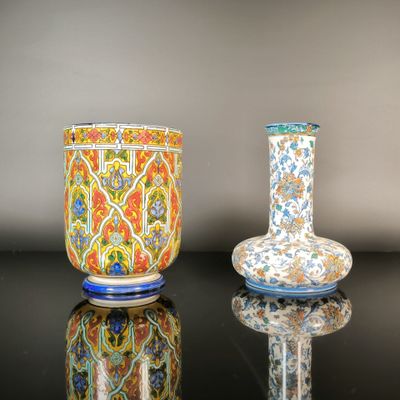 two vases that are sitting on a table