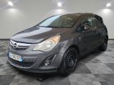 la photo d'une voiture grise garée dans un garage