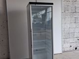 un réfrigérateur vide au milieu d'une pièce vide