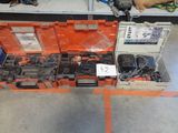 de nombreux outils dans la mallette orange posée par terre