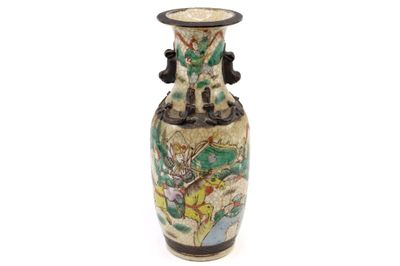 un vase orné d'une peinture posé sur une surface blanche