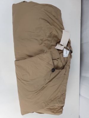 un sac de couchage muni d'une étiquette