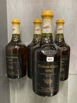 trois bouteilles de vin sont posées sur une étagère en verre