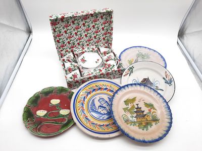 de nombreuses assiettes posées sur une surface blanche