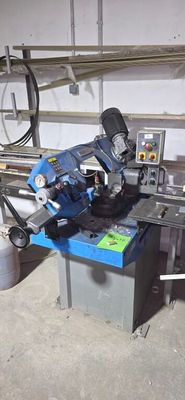 une machine qui se trouve dans un garage