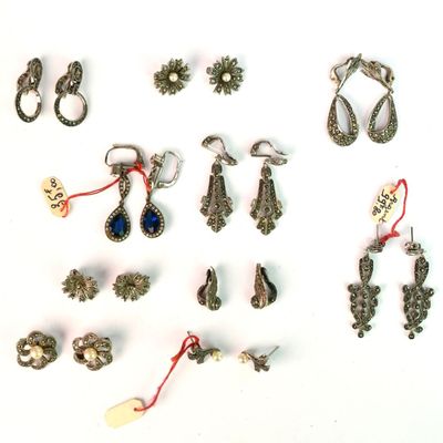 de nombreux bijoux variés posés sur un fond blanc