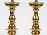 paire de chandeliers anciens en laiton sur fond blanc