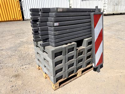 une pile de palettes posée sur une palette en bois