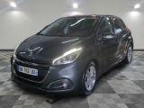 la voiture grise est garée dans le garage sur le sol en damier