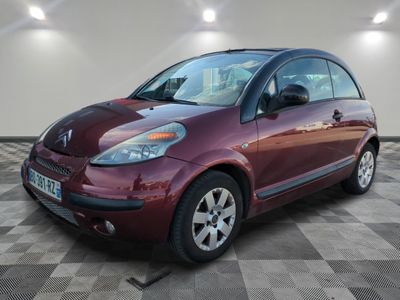 la photo d'une petite voiture rouge garée dans un garage