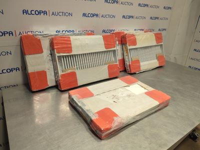 trois boîtes emballées posées sur une table