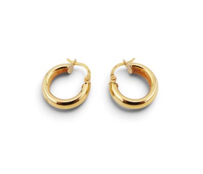 une paire de boucles d'oreilles en or sur fond blanc