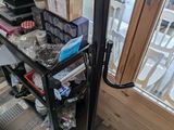 un petit chariot noir sur lequel se trouve tout un tas d'objets