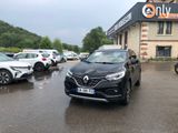 une voiture noire garée devant un bâtiment dans un parking