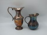 deux vases posés l'un à côté de l'autre sur une table