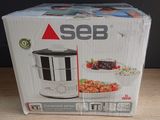 une boîte de nourriture posée sur une table