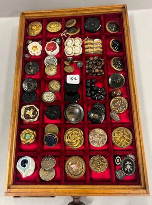 une boîte en bois contenant toutes sortes de boutons