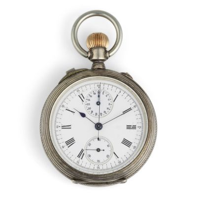 une montre de poche en argent avec des chiffres romains