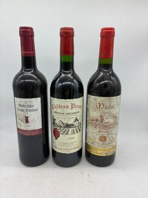 trois bouteilles de vin sont alignées sur une surface blanche