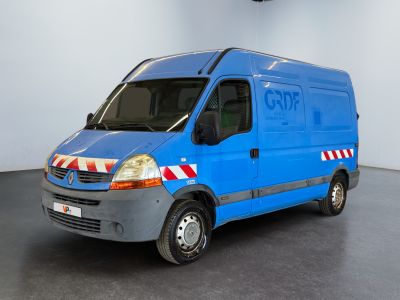 une photo d'une camionnette bleue garée dans une pièce
