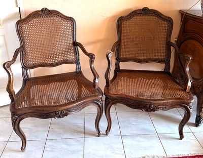 deux chaises placées l'une à côté de l'autre sur un sol carrelé