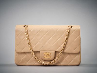 CHANEL circa 1995 Sac classique 25 cm en cuir agneau beige, …