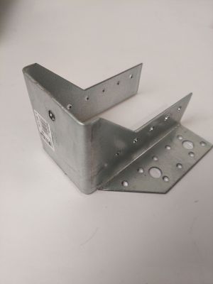deux morceaux de métal sur une surface blanche