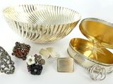 de nombreux bijoux en argent et en or posés sur une table blanche