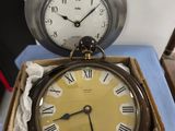 une boîte contenant une horloge, posée sur une table