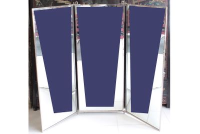 un présentoir à trois panneaux sur lequel figure un écran bleu