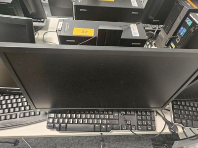beaucoup d'ordinateurs posés sur un bureau