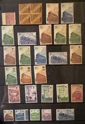 une photo d'une collection de timbres exposée dans une vitrine