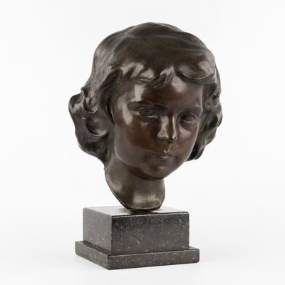 sculpture d'une tête de femme sur une base en marbre